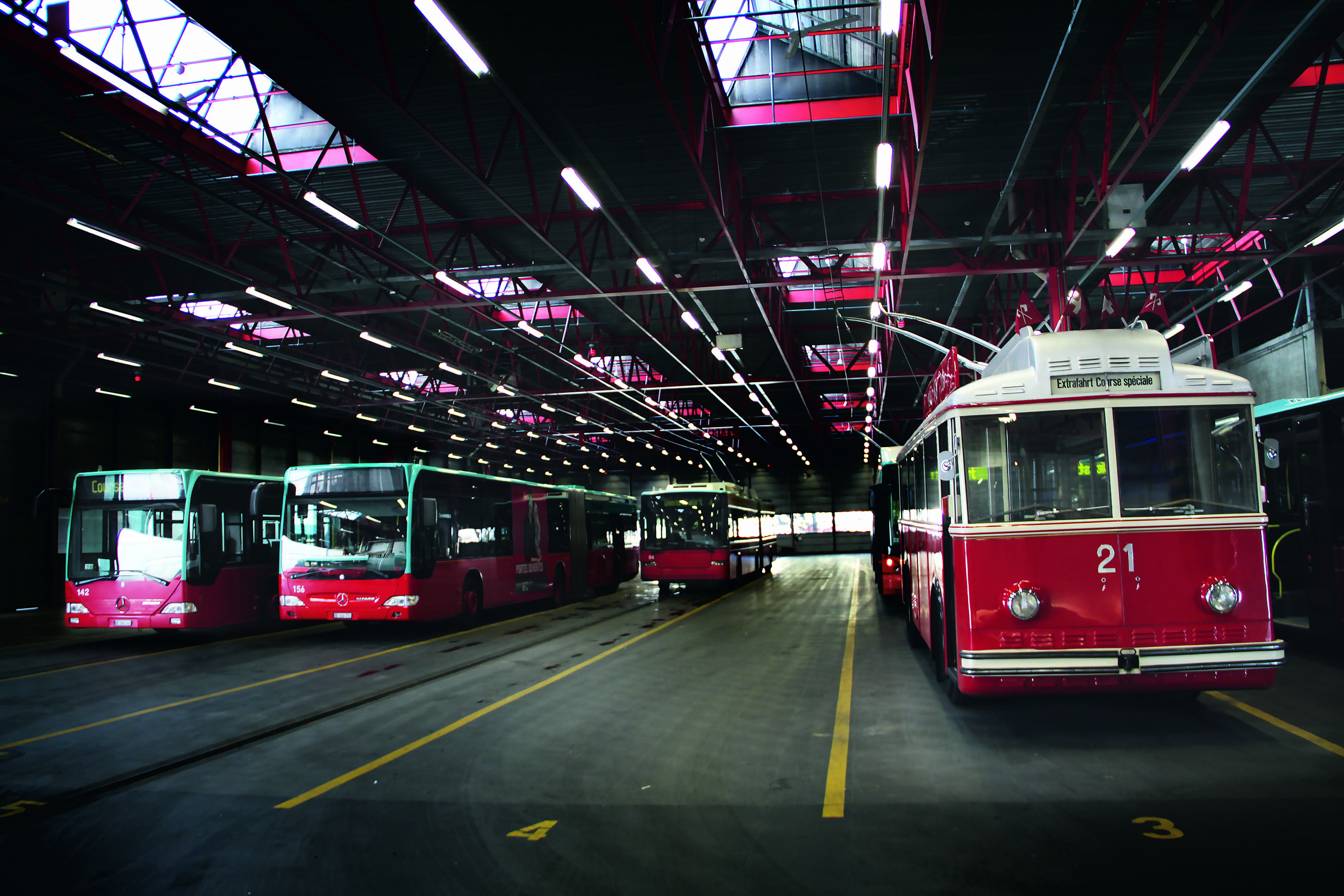 Fahrzeuge in der Halle